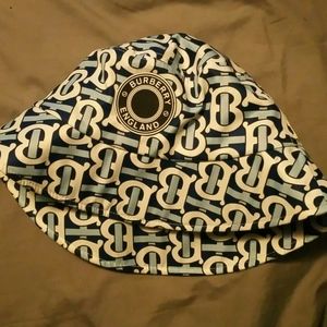 Used Burberry bucket hat. 4 years old. No stains